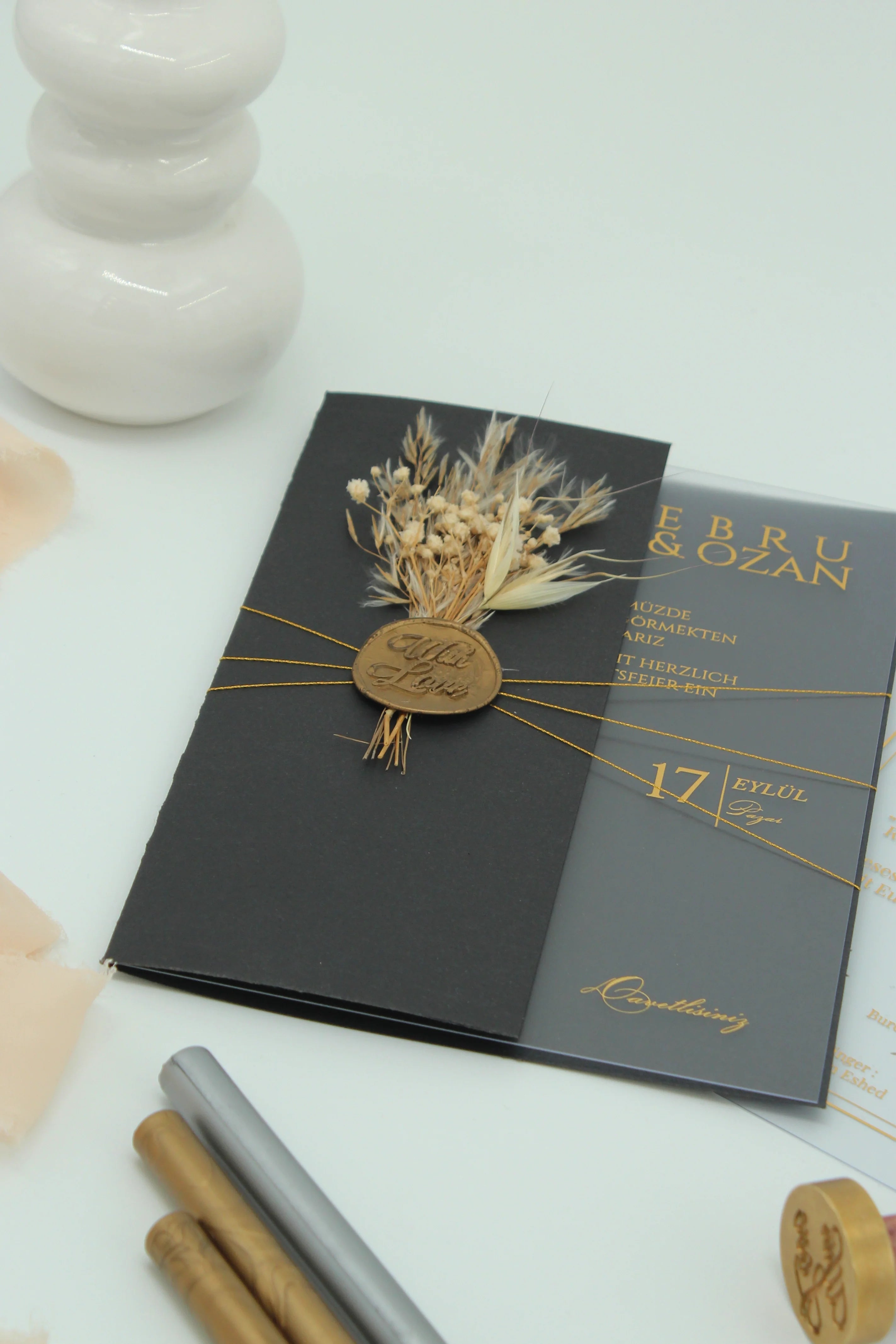 Invitation de mariage de luxe en noir avec fleurs séchées
