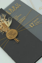 Invitation de mariage de luxe en noir avec fleurs séchées