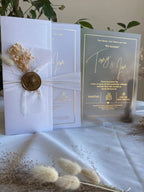 Klassische Acryl-Hochzeitseinladung in Hellblau mit getrockneten Blumen