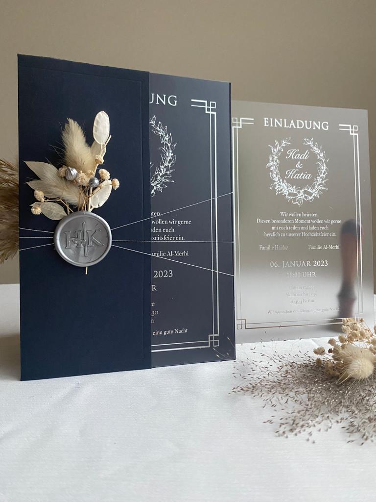 Invitation de mariage classique en bleu marine avec des fleurs séchées