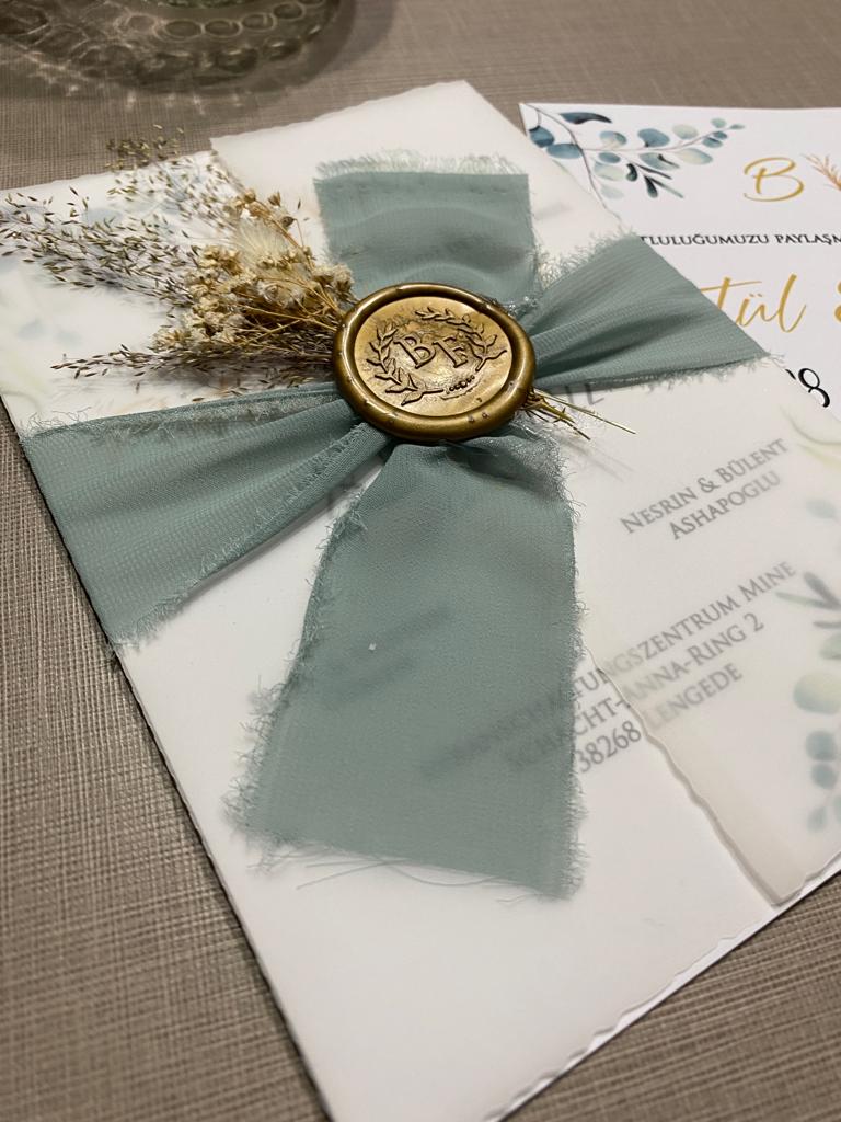 Botanische Hochzeitseinladung in Salbeigrün mit Wachssiegel