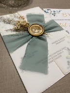 Botanische Hochzeitseinladung in Salbeigrün mit Wachssiegel