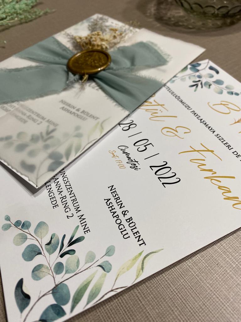 Botanische Hochzeitseinladung in Salbeigrün mit Wachssiegel