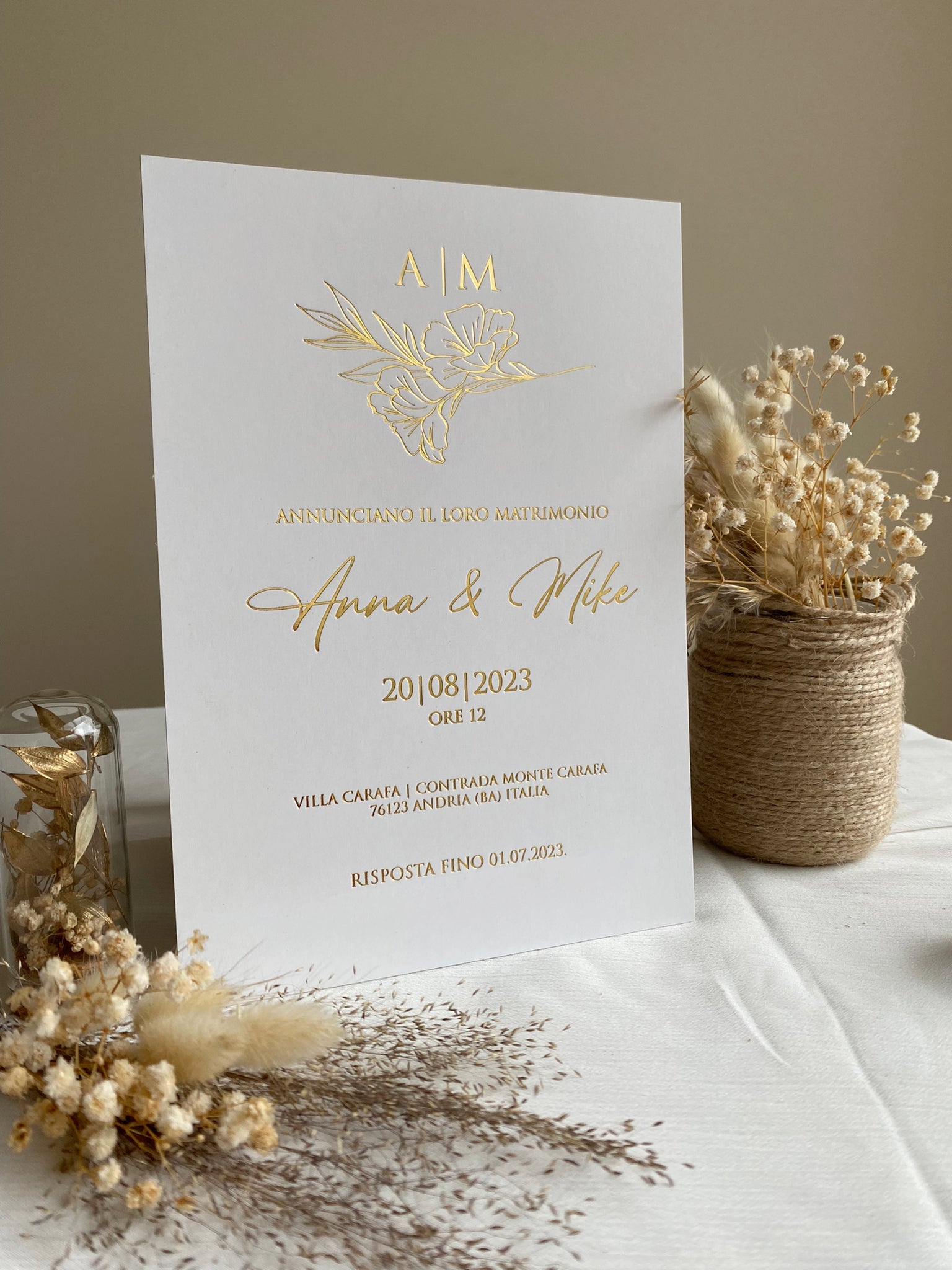 Minimalistische Hochzeitseinladung in Weiß mit Wachssiegel