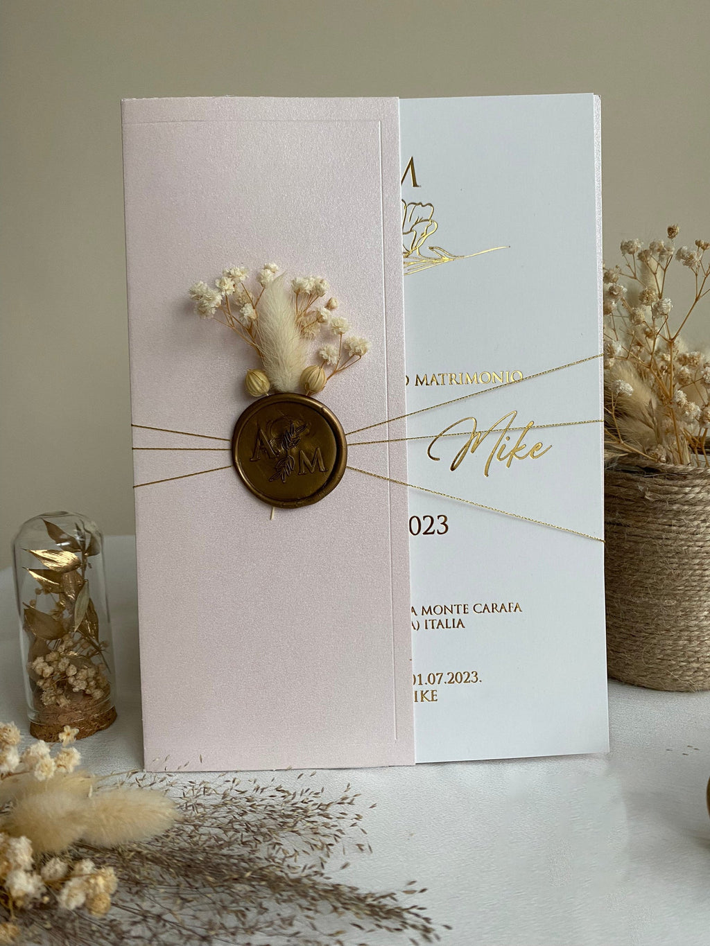 Minimalistische Hochzeitseinladung in Weiß mit Wachssiegel