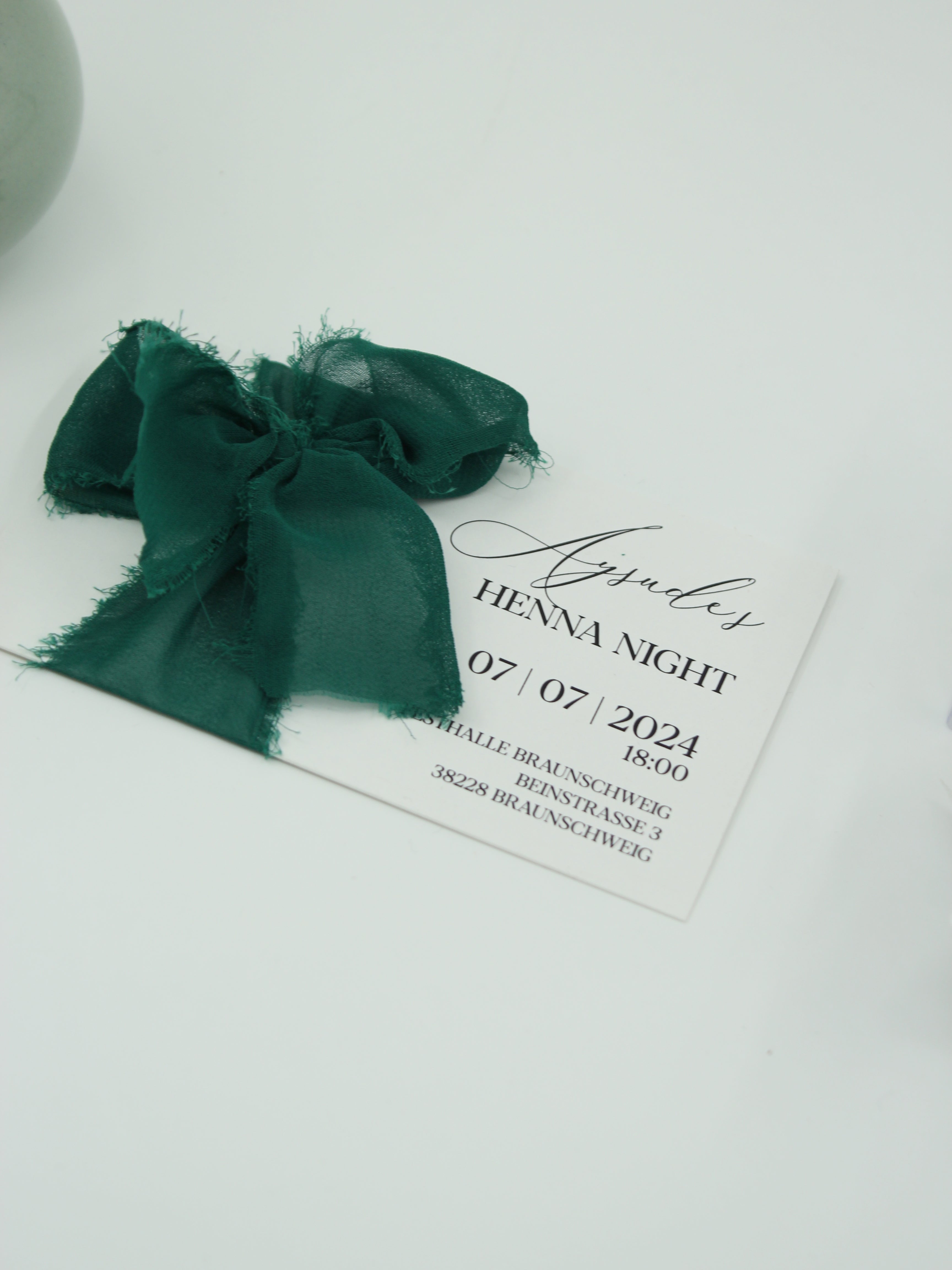 Moderne Henna-Karte in Weiß mit dunkelgrünem Band