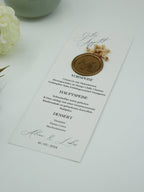 Carte de Menu Classique en Blanc avec Sceau de Cire Doré