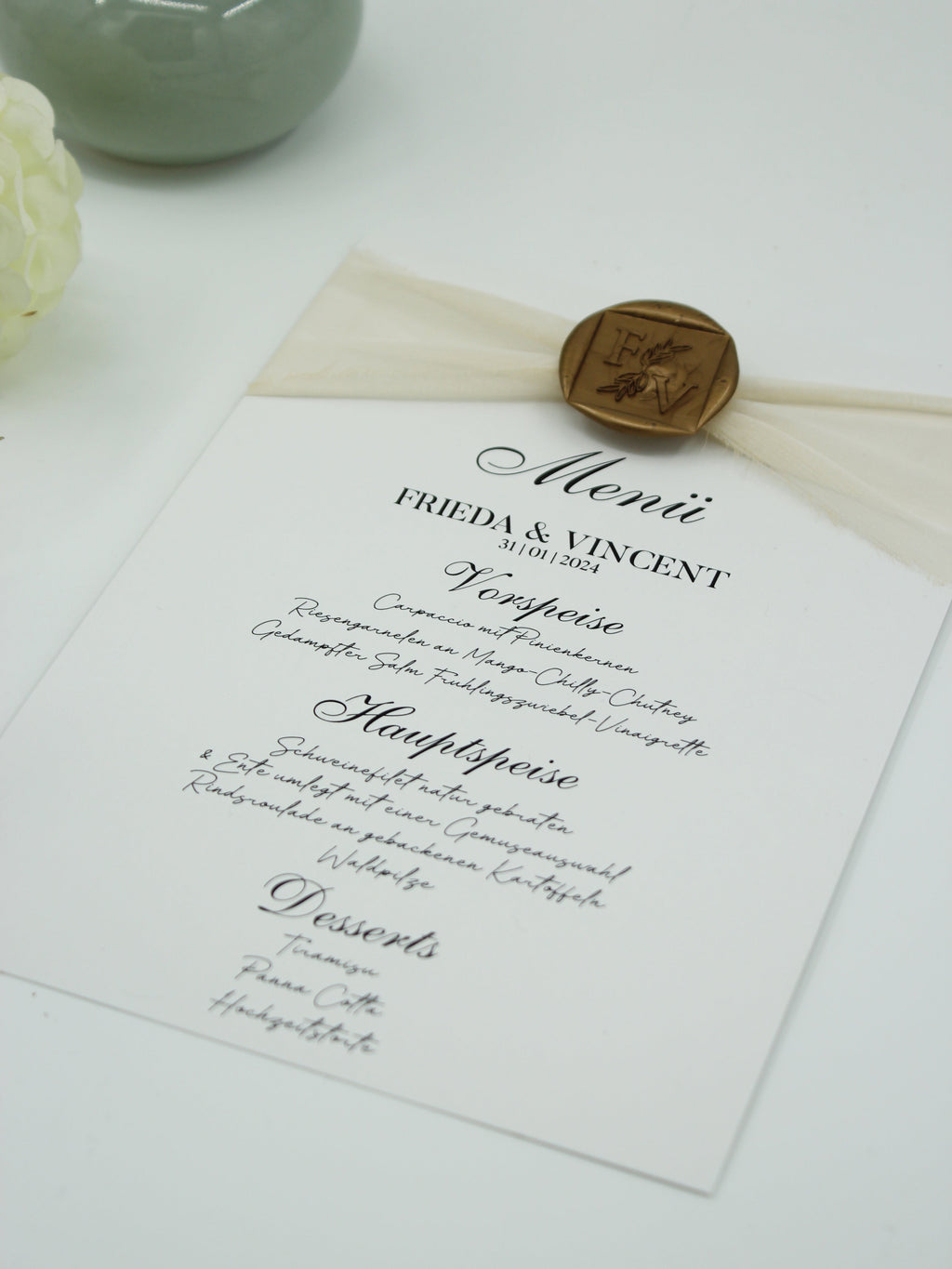 Carte de Menu Élégante en Blanc avec Sceau de Cire Doré
