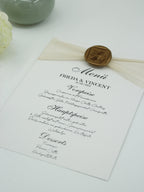 Carte de Menu Élégante en Blanc avec Sceau de Cire Doré