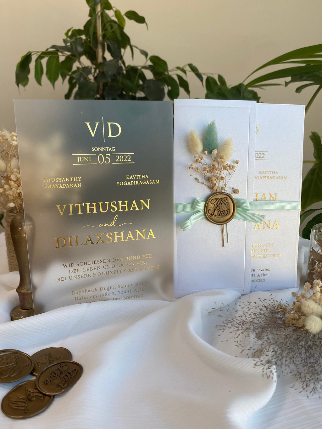 Luxury Acrylic Wedding Invitation with Dried Flowers