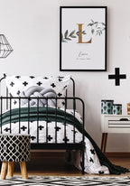 Babyposter mit Anfangsbuchstaben und Geburtsdaten an der Wand