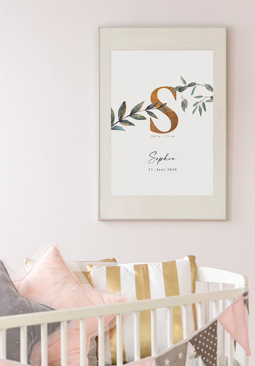 Babyposter mit Anfangsbuchstaben und Geburtsdaten über Babybett