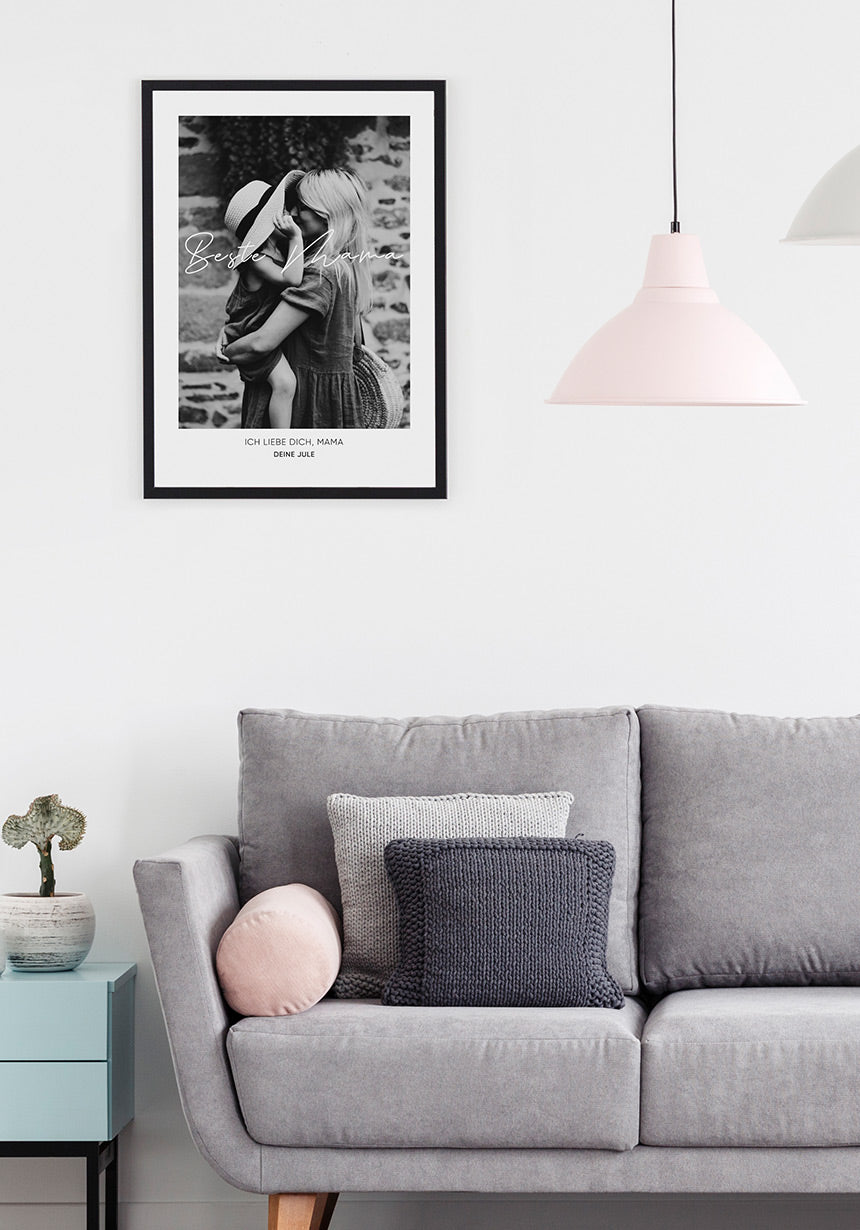 Beste mama personalisiertes Poster schwarz-weiß mit Bild im Wohnzimmer
