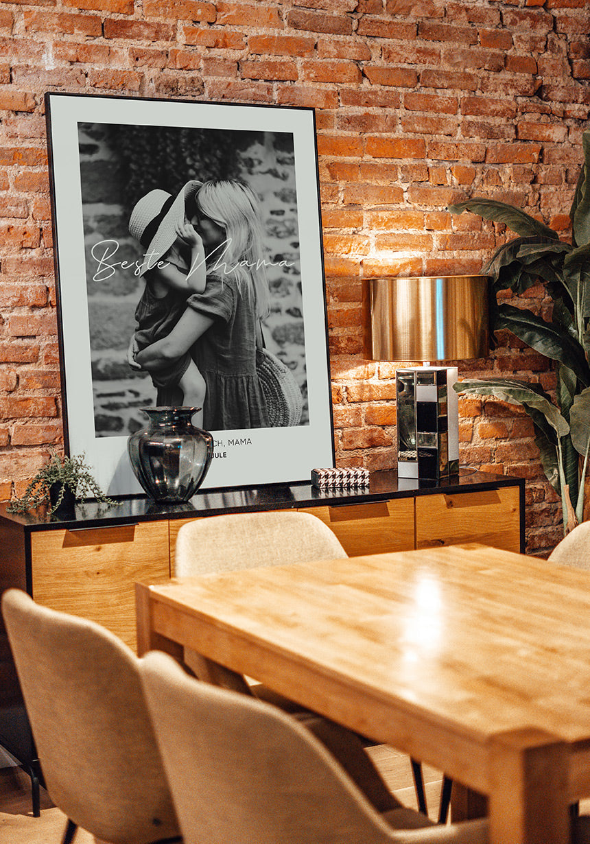 Beste mama personalisiertes Poster schwarz-weiß mit Bild auf sideboard