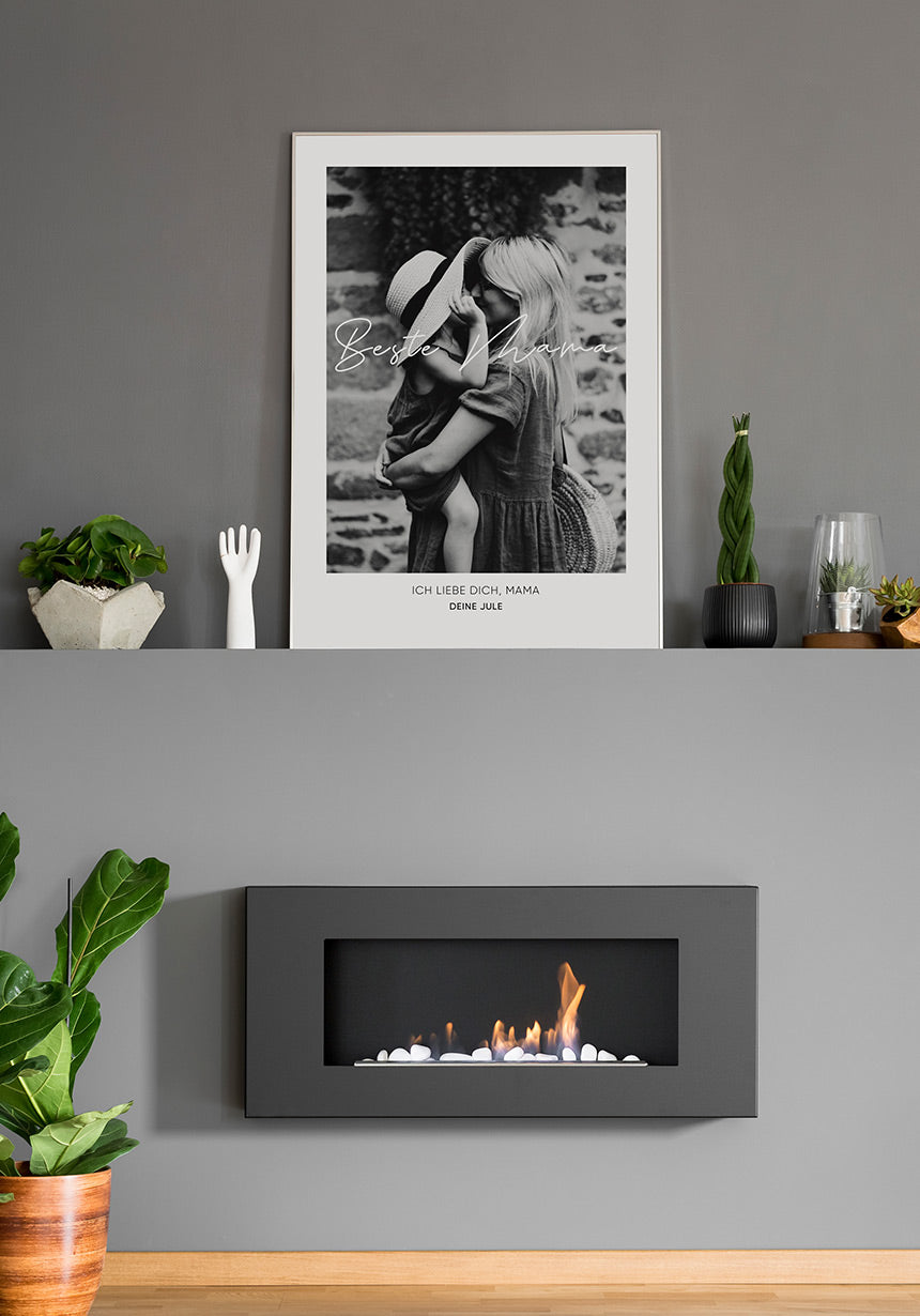 Beste mama personalisiertes Poster schwarz-weiß mit Bild über Kamin