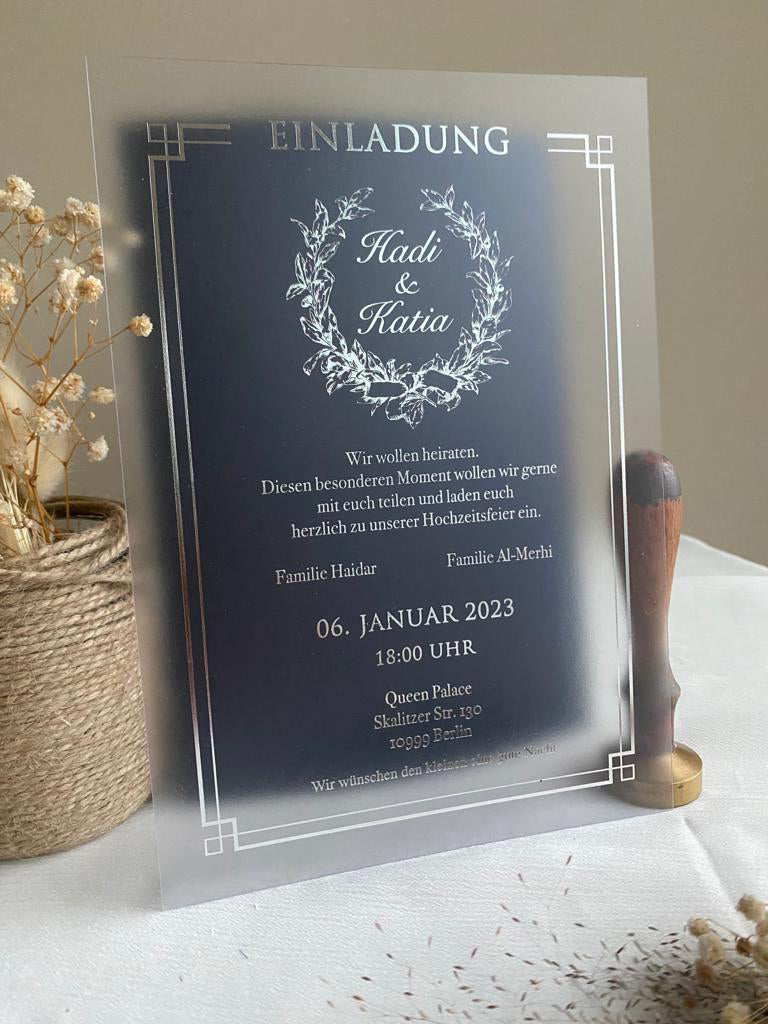 Invitation de mariage classique en bleu marine avec des fleurs séchées
