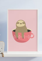 Illustration Poster Kinder Faultier in Tasse auf Regal