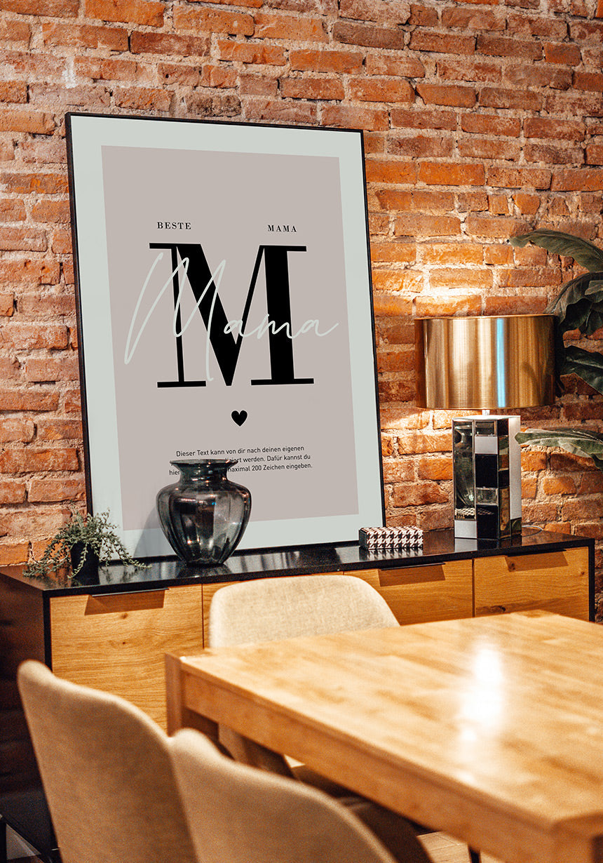 personalisiertes Poster Muttertag mit Text auf sideboard