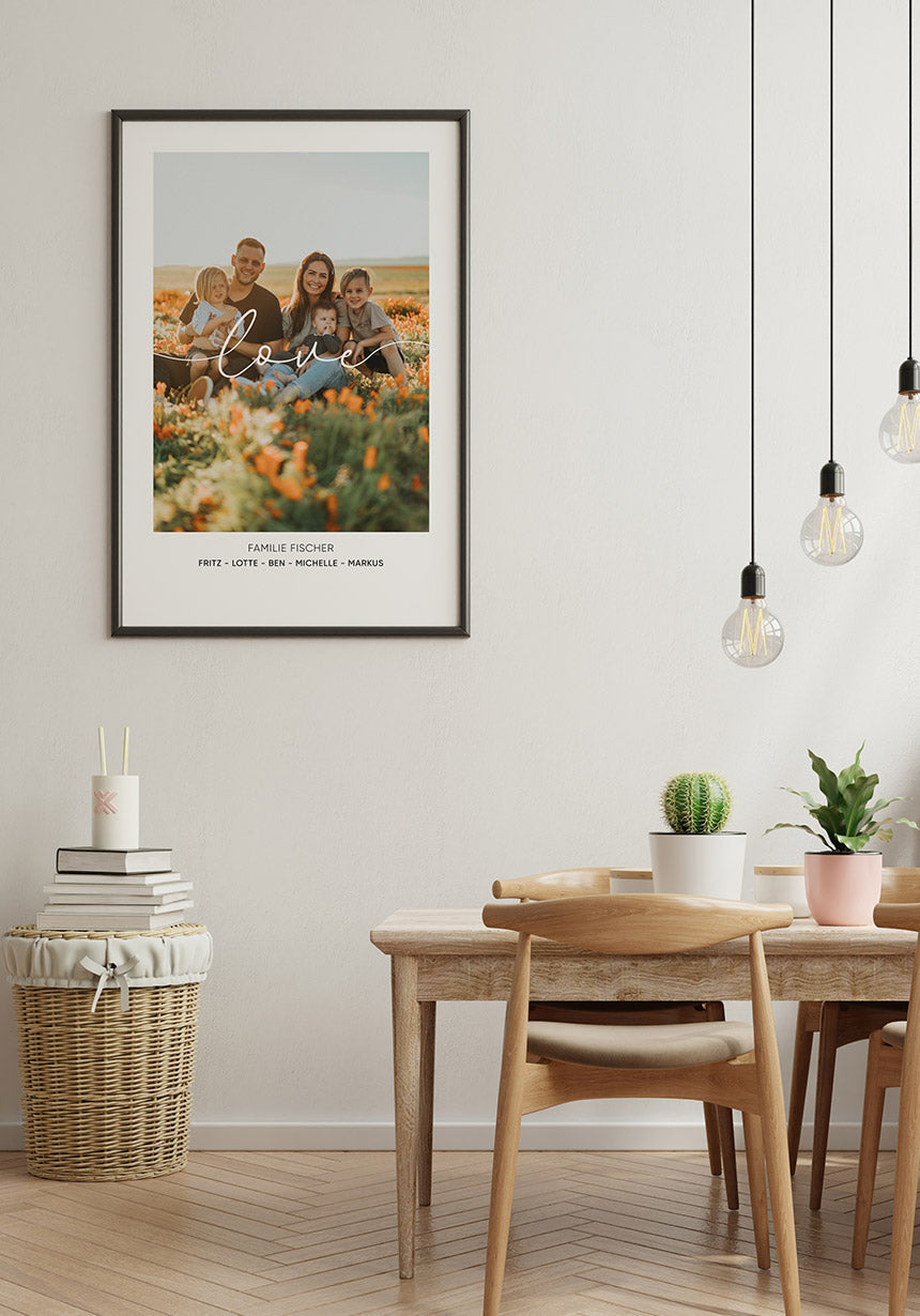personalisierbares Poster Love mit Bild und Namen im Esszimmer