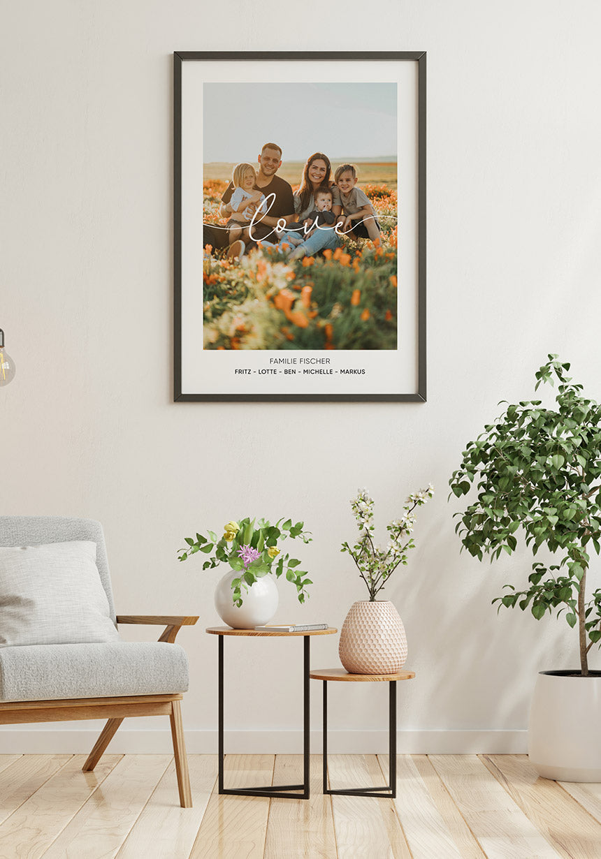 personalisierbares Poster Love mit Bild und Namen im Wohnzimmer