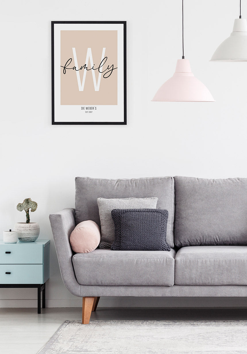 Personalisierbares Familienposter mit Name und Jahr im Wohnzimmer