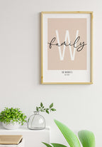 Personalisierbares Familienposter mit Name und Jahr im Esszimmer