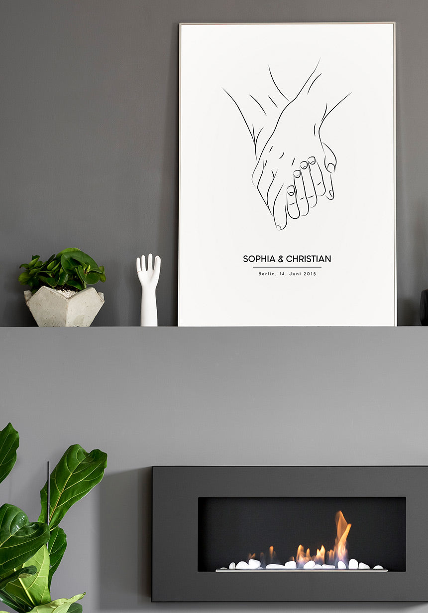 Personalisierbares Paar-Poster mit Händen auf Kamin