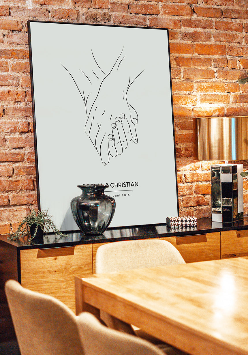 Personalisierbares Paar-Poster mit Händen im Wohnzimmer