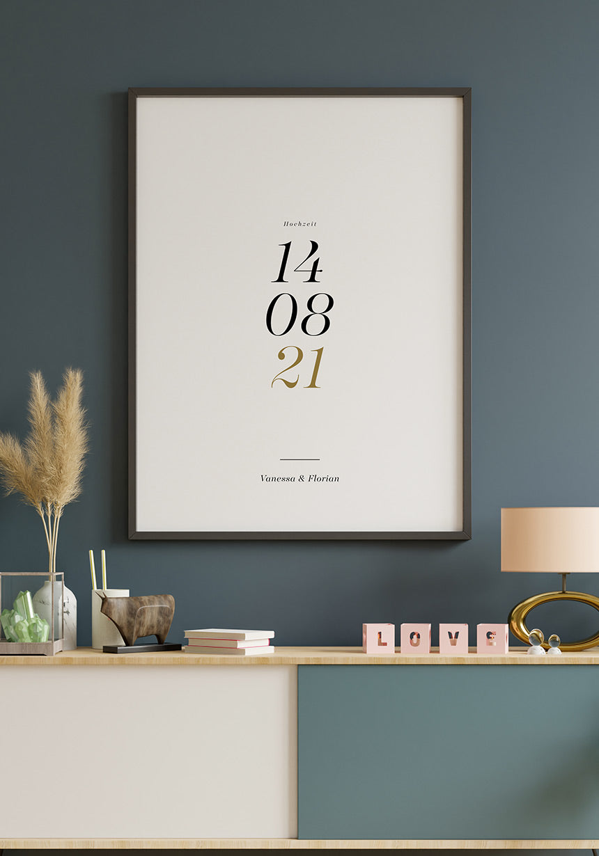 Personalisiertes Poster Hochzeit mit Datum auf grauer Wand