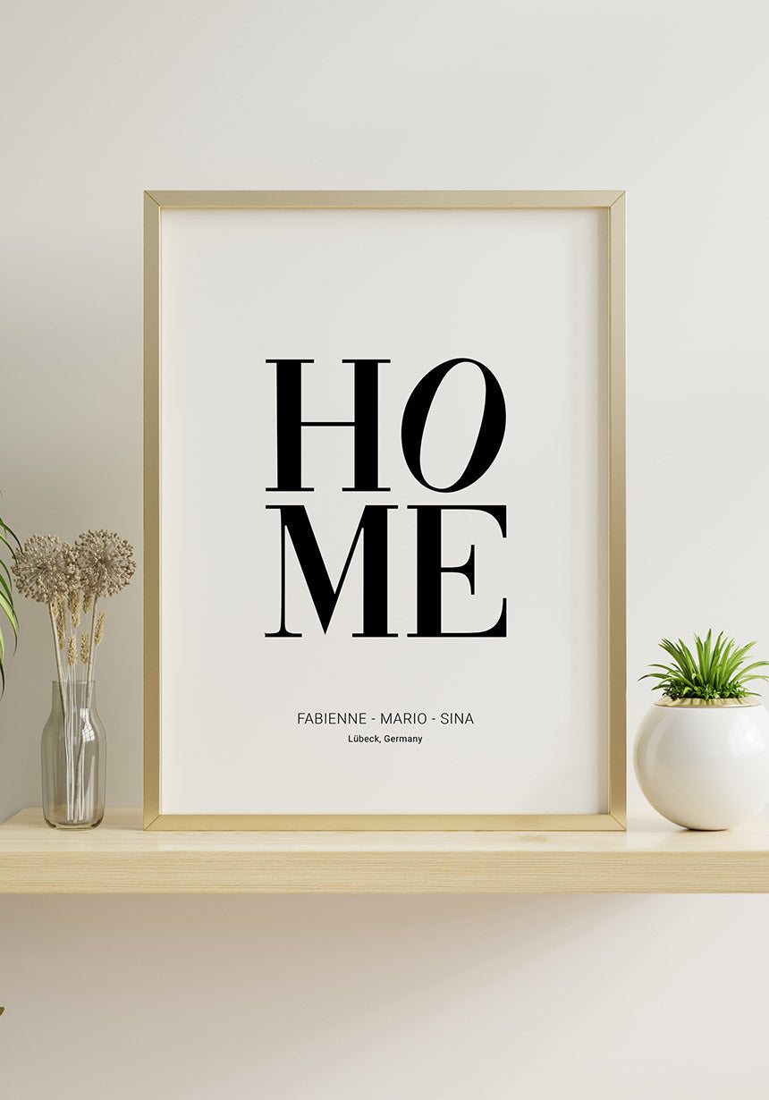 Personalisiertes Poster Home mit Namen und Wohnort vor weißer Wand