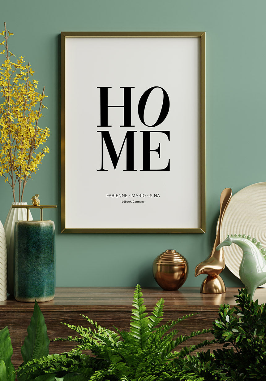 Personalisiertes Poster Home mit Namen und Wohnort im Wohnzimmer über Sideboard