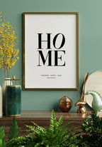Personalisiertes Poster Home mit Namen und Wohnort im Wohnzimmer über Sideboard