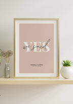 Personalisierbares Poster we said yes mit Namen und Datum zur Hochzeit an weißer Wand