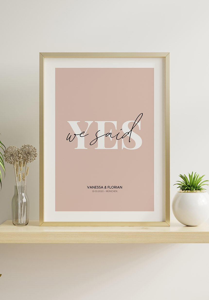 Personalisierbares Poster we said yes mit Namen und Datum zur Hochzeit an weißer Wand