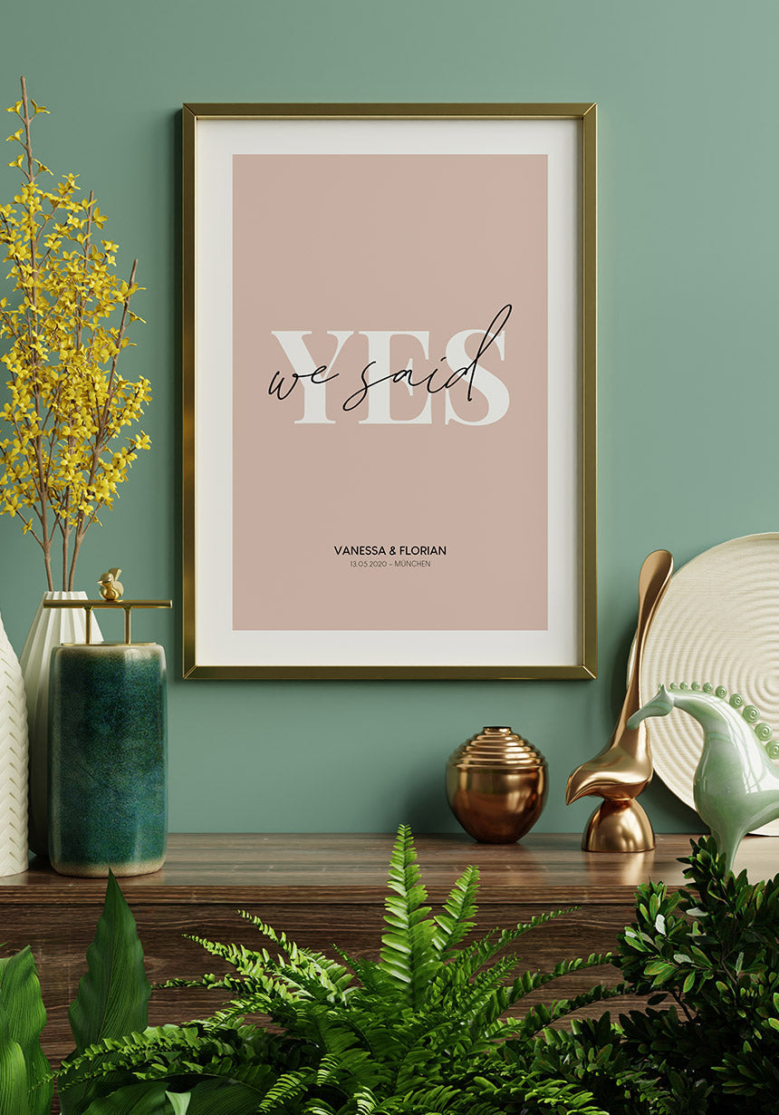 Personalisierbares Poster we said yes mit Namen und Datum zur Hochzeit im Wohnzimmer