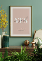 Personalisierbares Poster we said yes mit Namen und Datum zur Hochzeit im Wohnzimmer