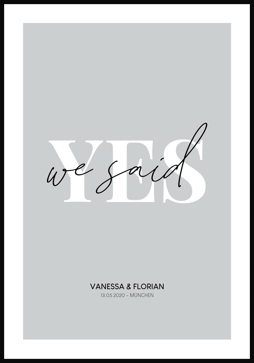 Personalisierbares Poster we said yes mit Namen und Datum zur Hochzeit graublauer Hintergrund