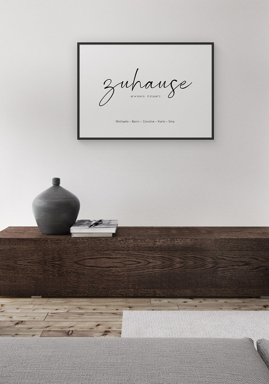 Personalisiertes Poster Zuhause mit Koordinaten und Namen an weißer Wand