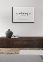 Personalisiertes Poster Zuhause mit Koordinaten und Namen an weißer Wand