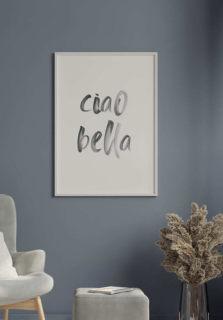 Poster Ciao Bella Typography Brush on blue wall