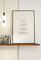 personalisierbares Poster eat sleep repeat auf dem Regal