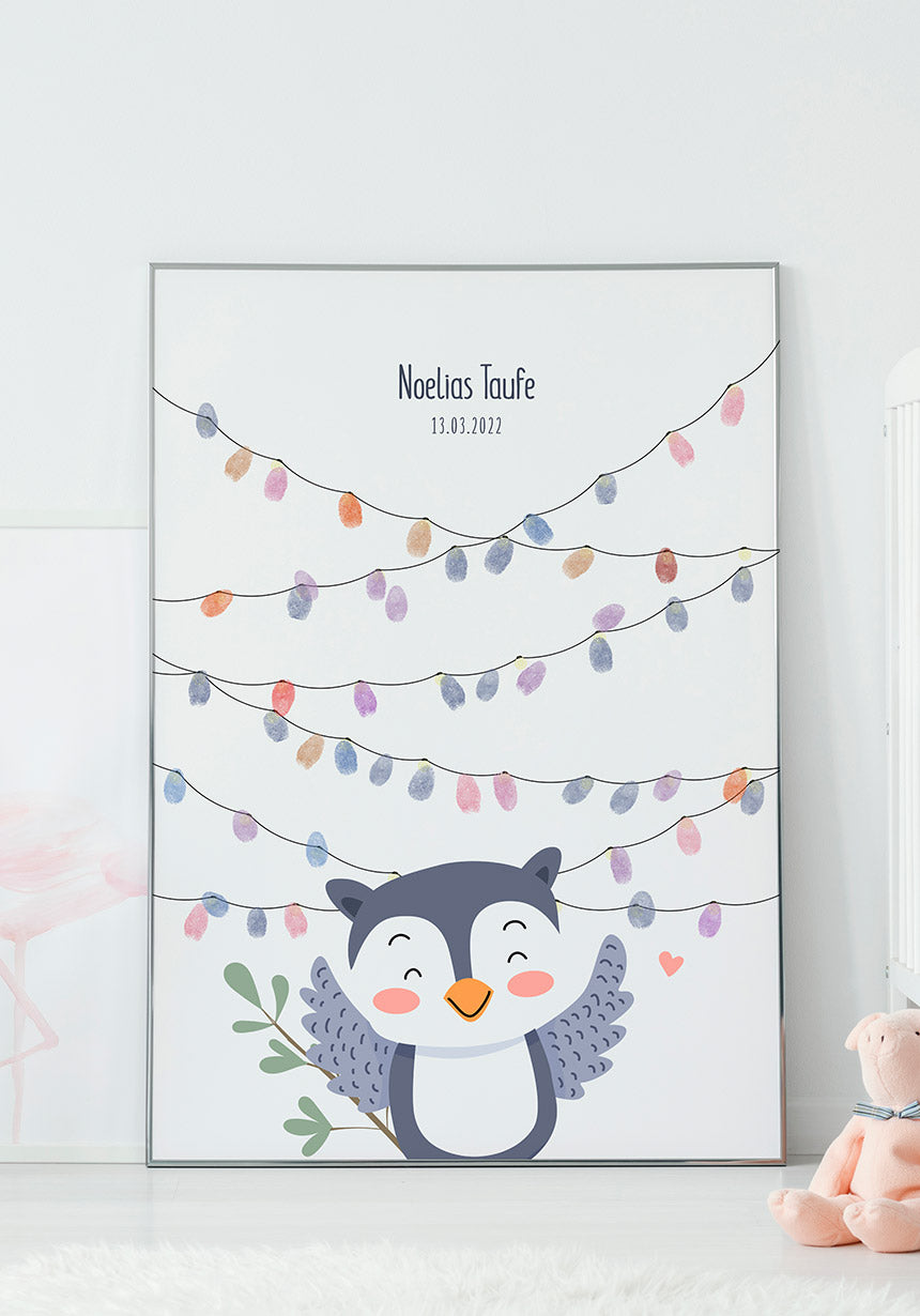 Poster Fingerabdruck Taufe Eule an weißer Wand
