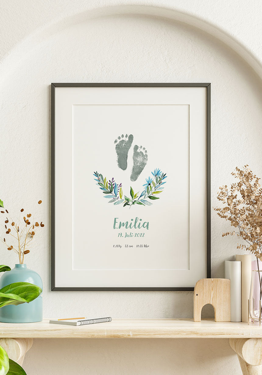 Poster Fußabdruck Geburt Blumen im schwarzen Rahmen