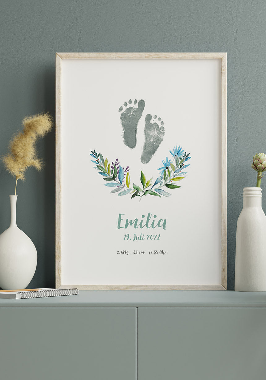 Poster Fußabdruck Geburt Blumen vor blauer Wand
