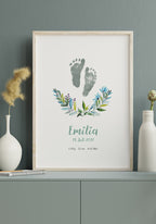 Poster Fußabdruck Geburt Blumen vor blauer Wand