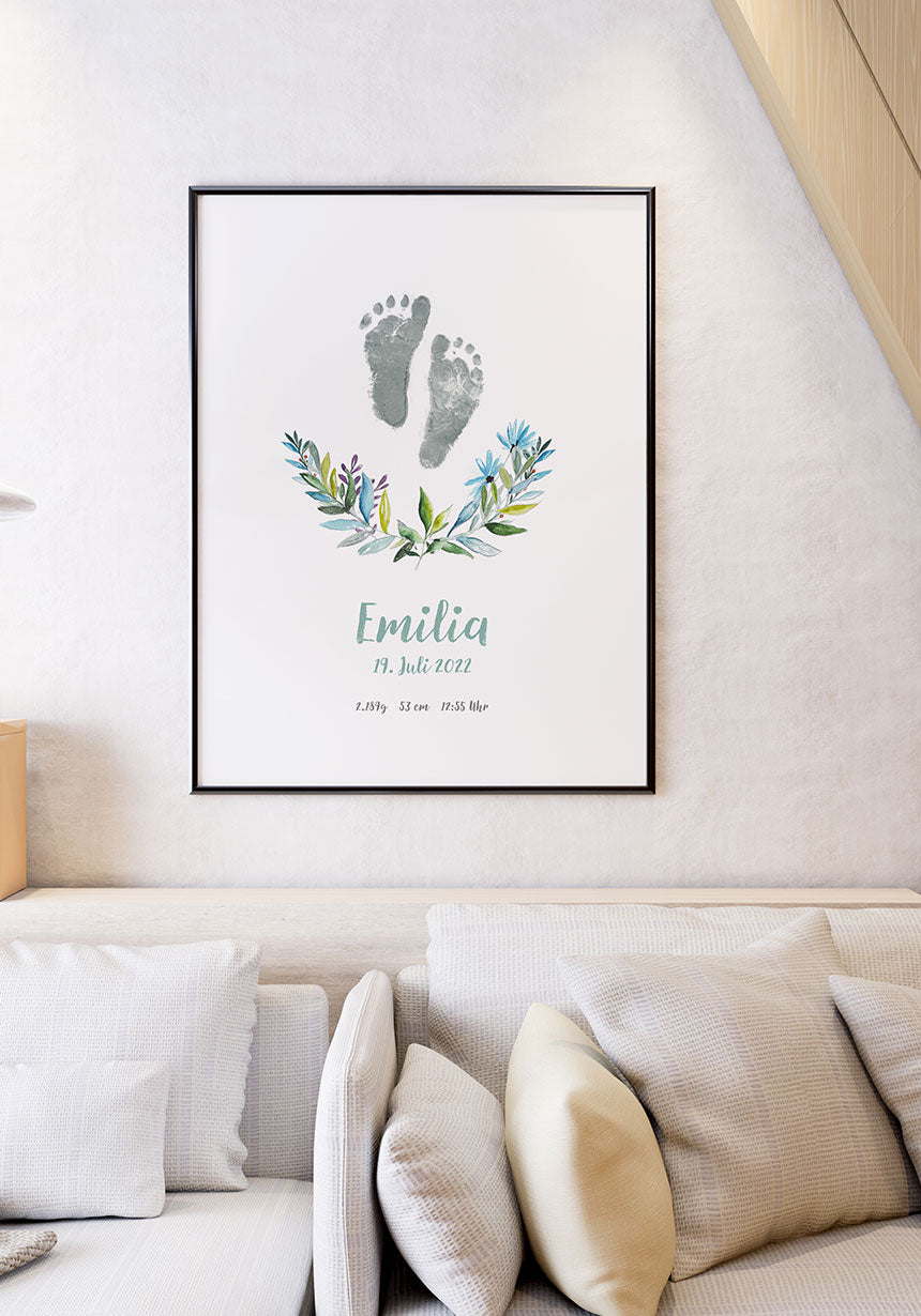 Poster Fußabdruck Geburt Blumen über dem Sofa