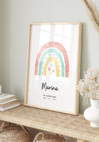 Personalisiertes Baby-Geburtsposter mit Regenbogen und Namen im Rahmen