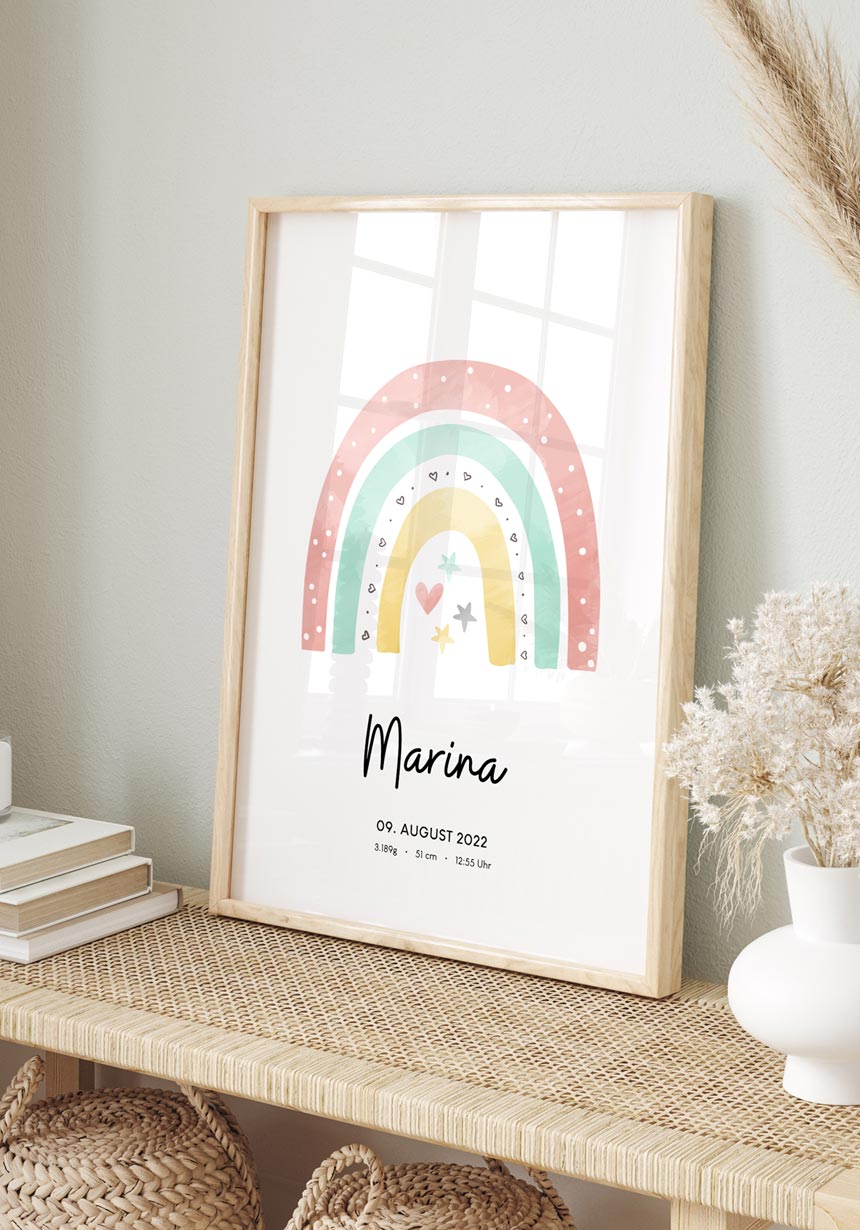 Personalisiertes Baby-Geburtsposter mit Regenbogen und Namen im Rahmen