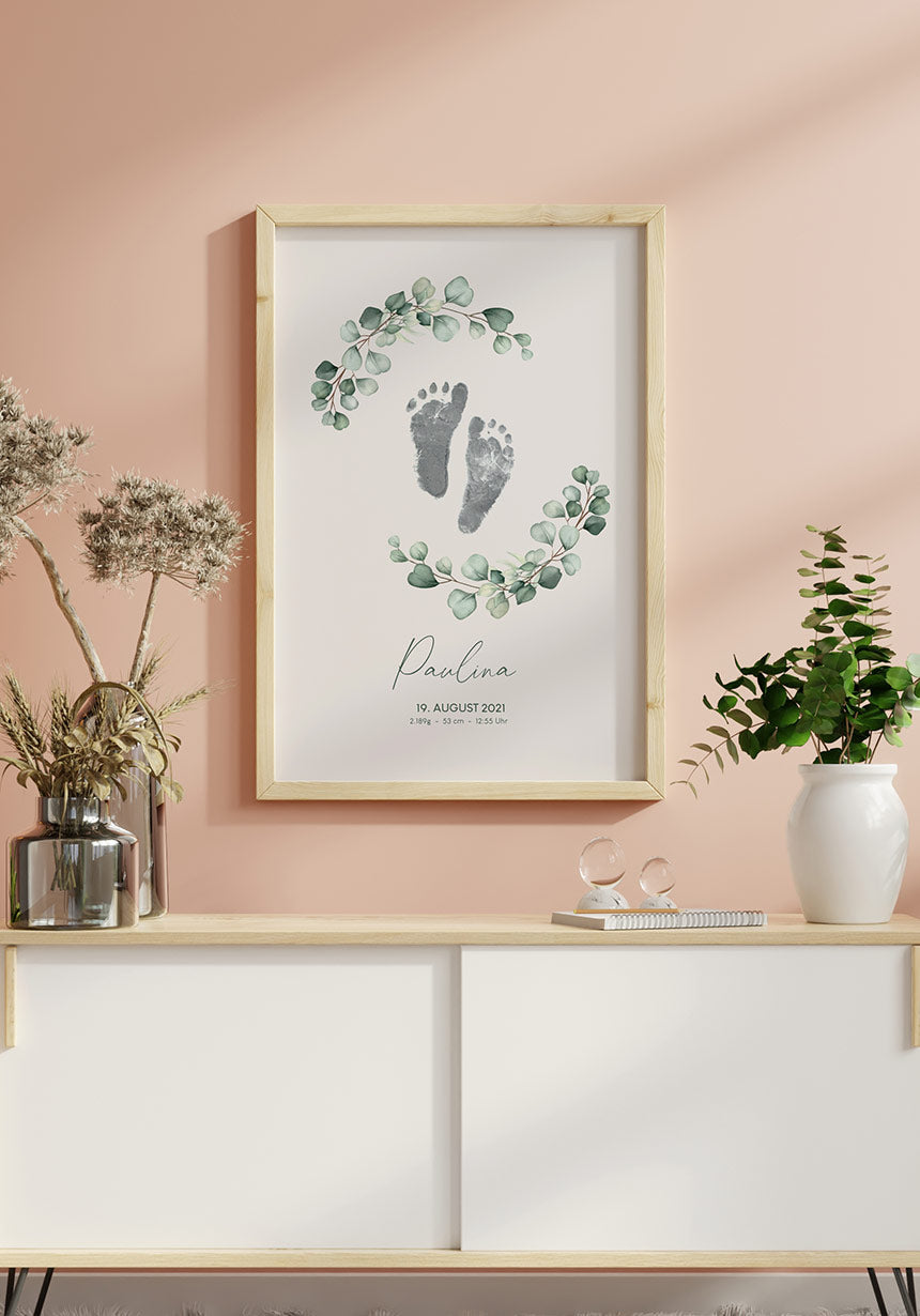 Poster Fussabdruck Geburt über Sideboard