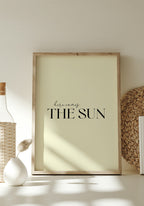 Spruch Poster here comes the sun in the wooden frame